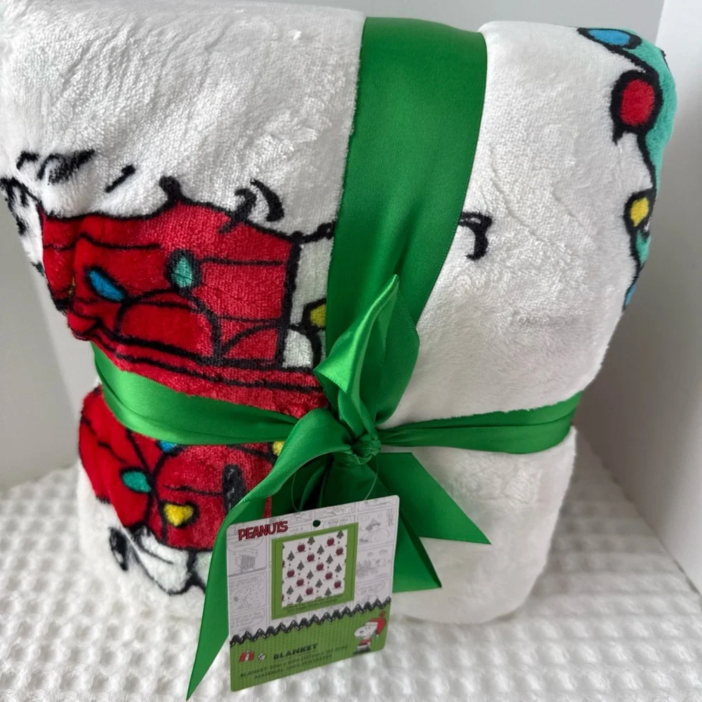 Peanuts White, Red & Green Holiday Throw Blanket